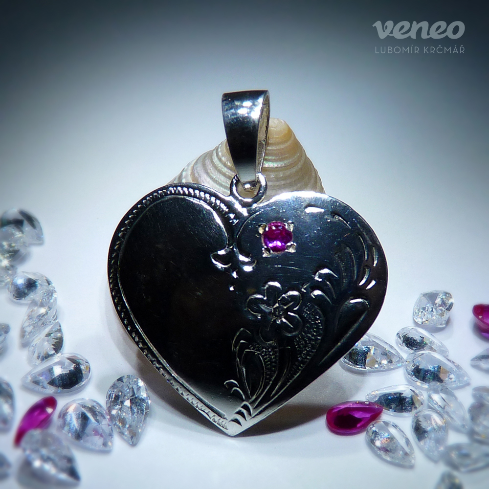 Srdce 3069 - přívěsek ve tvaru srdce s rubínem , Materiál: Stříbro, ryzost 925/1000